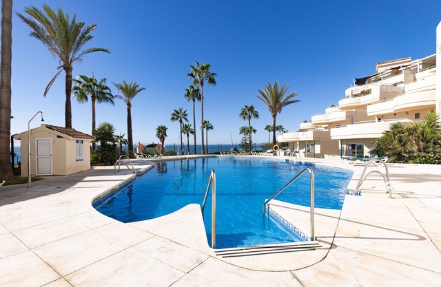 Apartment "Bermuda Beach 1" with Sea View, Shared Pool & Wi-Fi