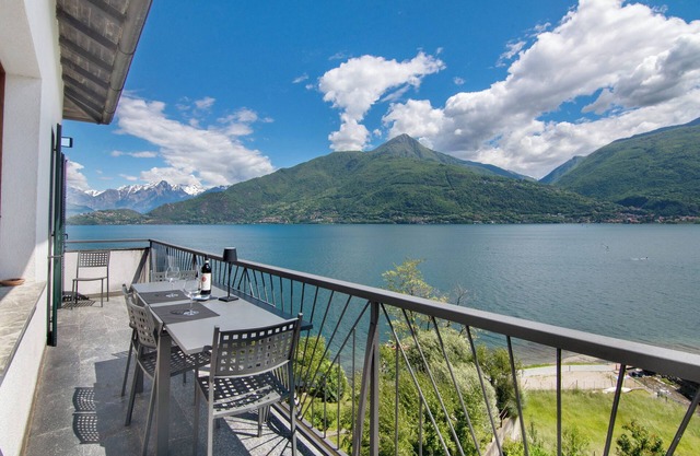 Apartment 'Casa Vacanza Guattini' with Lake View, Balcony and Wi-Fi