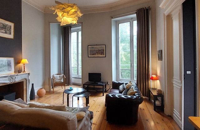 Apartment-Clemenceau-Ensuite with Bath-Street View