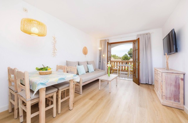 Apartment Close to the Beach with Pool Access, Private Terrace, Air Conditioning and Wi-Fi