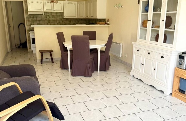 APARTMENT DIRECTLY ONTO SUNNY PRIVATE GARDEN. 15 MN WALK FROM THE BEACH