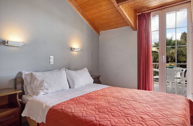 Apartment "Dolphin Apartment Sea View 12" with Private Balcony, Shared Garden & Wi-Fi