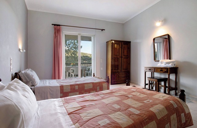 Apartment "Dolphin Apartment 8" with Private Balcony, Shared Garden & Wi-Fi