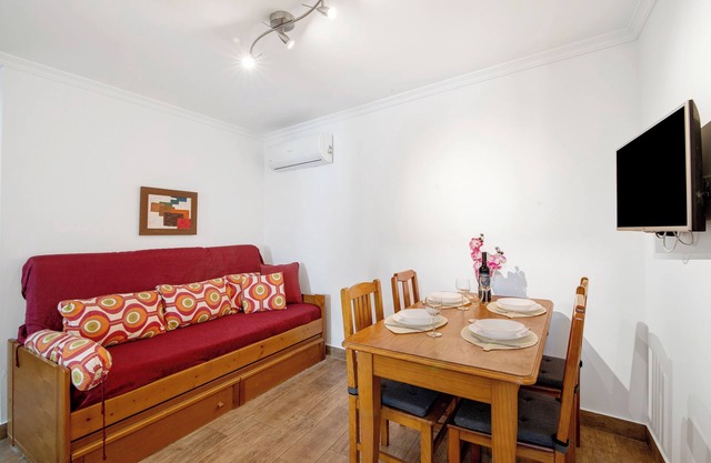 Apartment 'Dourado' with Balcony, Wi-Fi and Air Conditioning