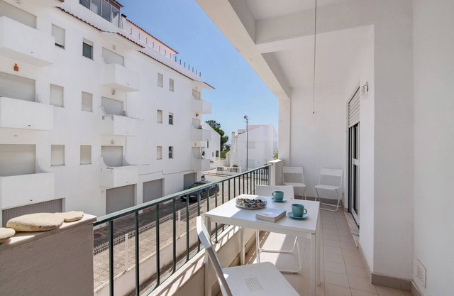 Apartment 'Excellent In Olhos D´Água' with Balcony, Wi-Fi and Air Conditioning