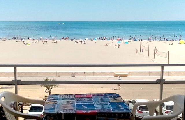 Apartment facing the sea - 20 metres from the beach