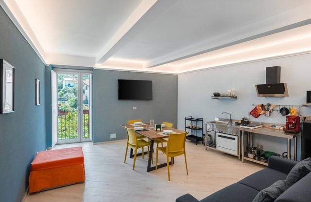 Apartment 'Familiare Parmenide' with Wi-Fi and Air Conditioning