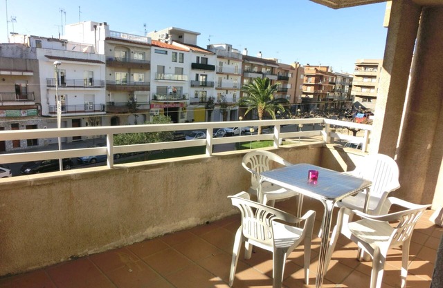 Apartment for 2-7 in the center of economic Roses.