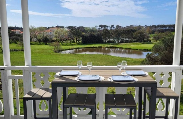 Apartment with breathtaking views of the Golf course, 10 minutes from the beautiful Veillon beach