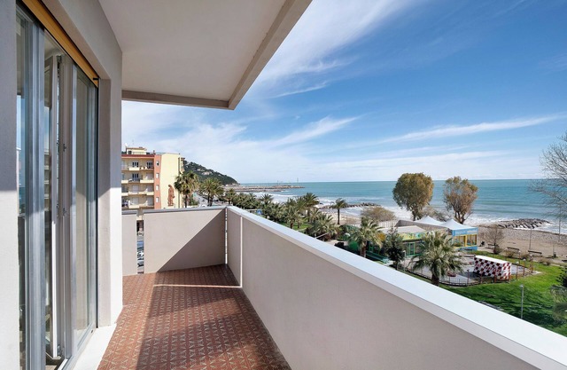 Apartment 'Fronte Mare - Marina Di Andora' with Balcony, Wi-Fi and Air Conditioning