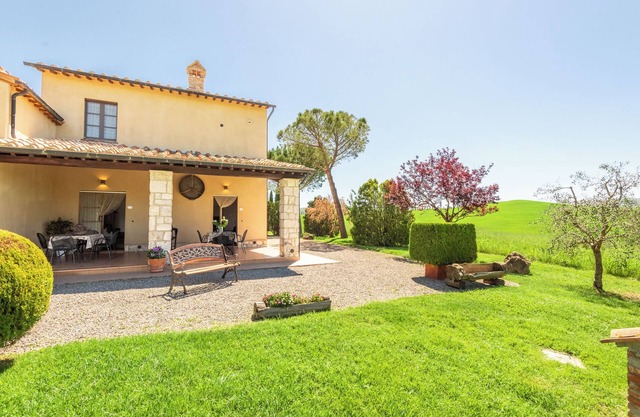 Apartment 'Il Crivello' with Shared Pool, Wi-Fi and Air Conditioning