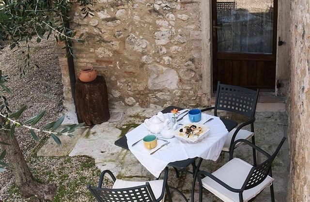Apartment in villa with WIFI, A/C, pool, TV, patio, panoramic view, parking, close to San Gimignano