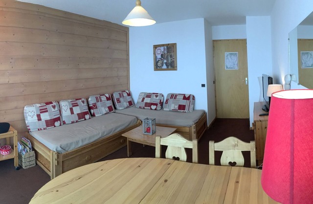 Apartment ideally situated on the slopes, facing south.