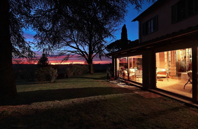 Apartment in a farmhouse for families with swimming pool.