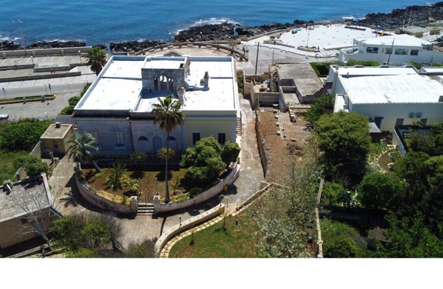 apartment in historic mansion by the sea rocky coast, hot tub m249