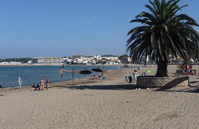 Apartment in L'escala with shared pool Quiet neighborhood
