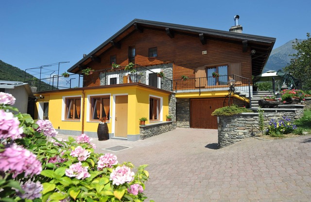 Apartment in quiet house, surrounded by greenery, in the center of the Valley