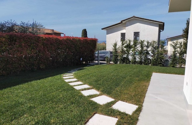 APARTMENT IN VILLA, LAKE VIEW, 5 MINUTES WALK FROM THE LAKE AND THE VILLAGE