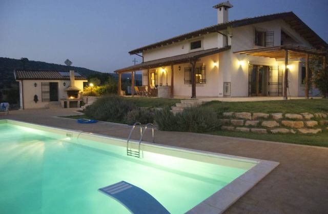 Apartment in villa with pool close to sea, countryside, in the area of "barocco"