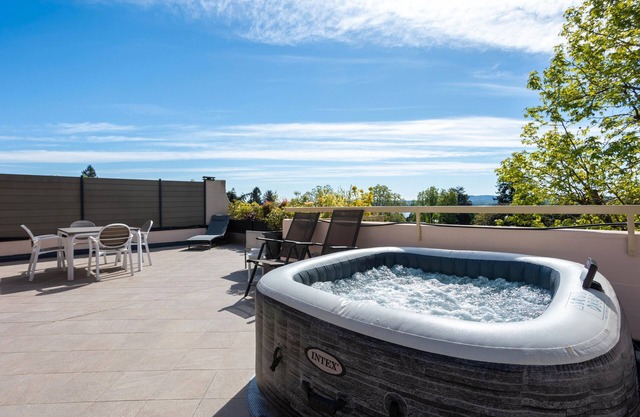 Apartment 'Jacuzzi E Vistalago' with Lake View, Wi-Fi and Air Conditioning