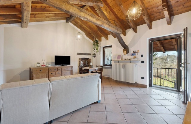 Apartment 'L' Antico Fienile' with Private Garden, Wi-Fi and Air Conditioning