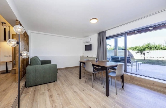 Apartment 'La Brisa Apartments - Ponente' with Private Terrace, Wi-Fi and Air Conditioning