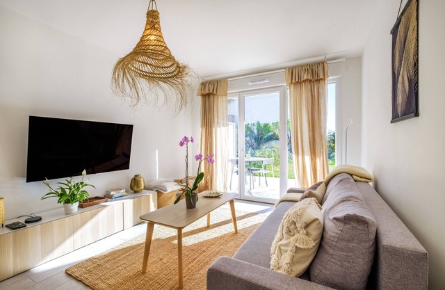 Apartment 'Le Jasmin' with Private Terrace, Wi-Fi and Air Conditioning