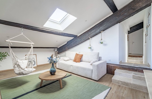 Apartment 'Le Somail - Louis 14' with Lake View, Wi-Fi and Air Conditioning