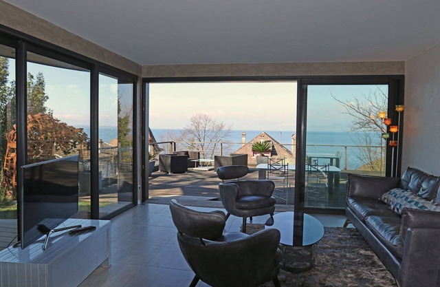 Apartment located in a pastoral setting with wonderful views of Lake Geneva