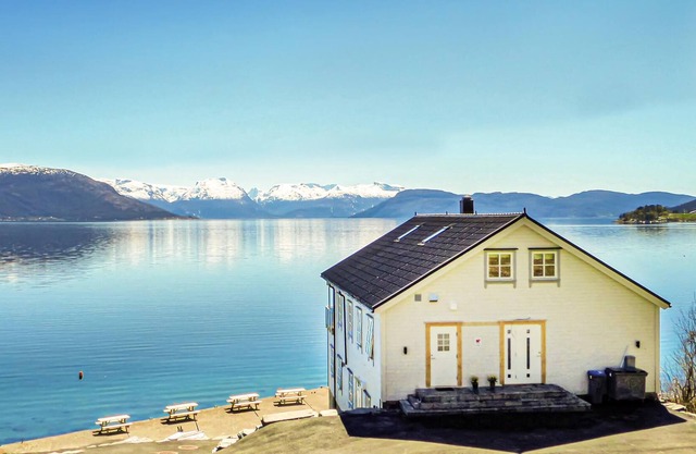 Apartment located on the shore of the Hardangerfjord with fantastic fjord views of the Folgefonna gl