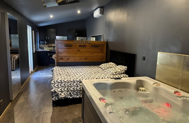 Apartment 'Love Room - Rhôna' with Wi-Fi and Air Conditioning