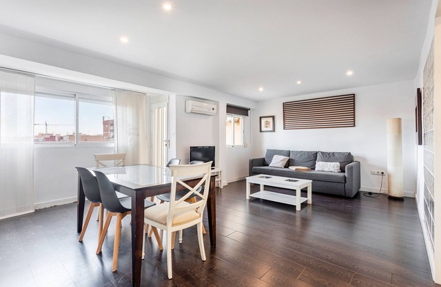 Apartment 'Malvarrosa' with Balcony and Wi-Fi