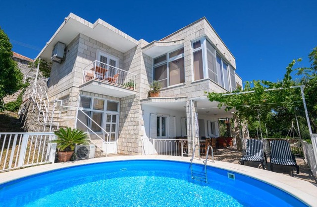 Apartment MARIO - veliki stan za odmor - terasa- vrt - bazen - pogled more, izoliran