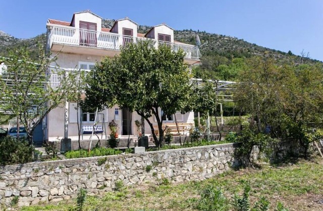 Apartment Marko - Three-Bedroom Apartment with Terrace and Sea View (Brsečine)