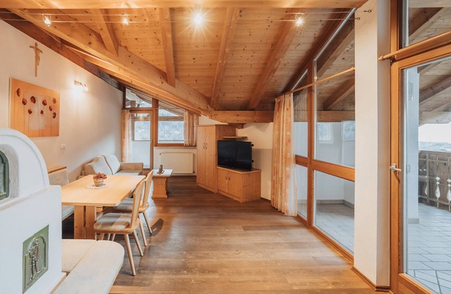 Apartment 'Oberegghof Hahnenkamm' with Mountain View and Wi-Fi