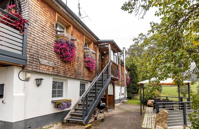 Apartment 'On the Ground Floor' with Private Terrace, Shared Garden and Wi-Fi