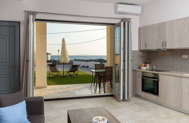 Apartment on the beach promenade of Kokkinos Pirgos with sea view