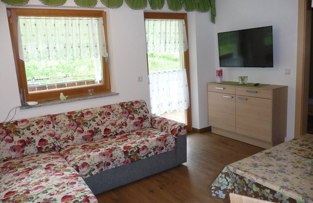 Apartment 'Pirchahof Waldruhe' with Mountain View, Shared Terrace and Wi-Fi