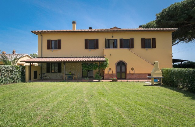 Apartment 'Podere Nuti - 2 Beloro' with Shared Pool, Shared Garden and Wi-Fi