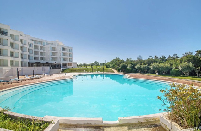 Apartment 'Prainha Paradise - Algarve' with Shared Pool, Wi-Fi and Air Conditioning