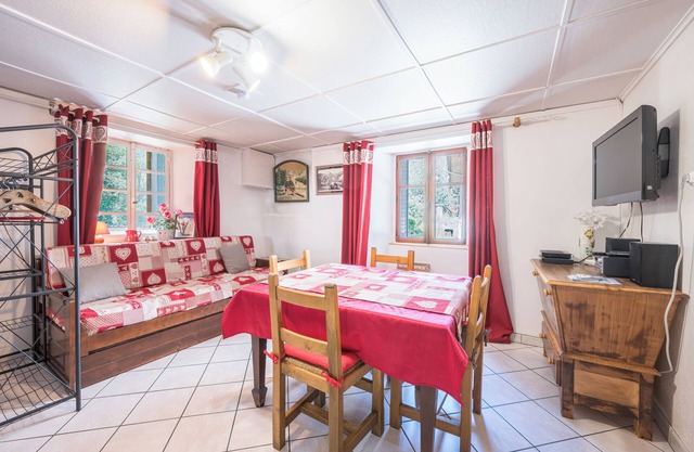 Apartment 'Rose Des Neiges' with Mountain View, Shared Garden and Wi-Fi
