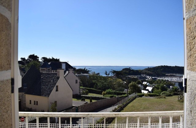Apartment SEA VIEW from each room, facing south in the center of TREBEURDEN