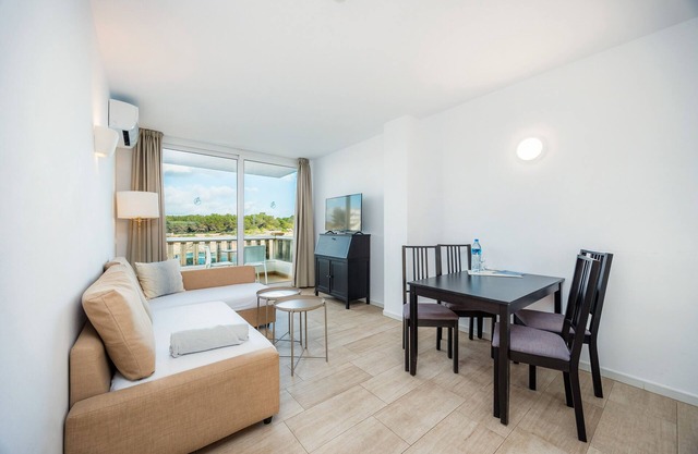 Apartment 'Sea View Room 003' with Shared Pool, Wi-Fi and Air Conditioning