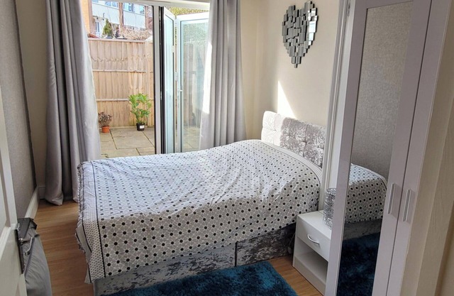 Apartment - Sleeps 2 - Parking - Wi-Fi