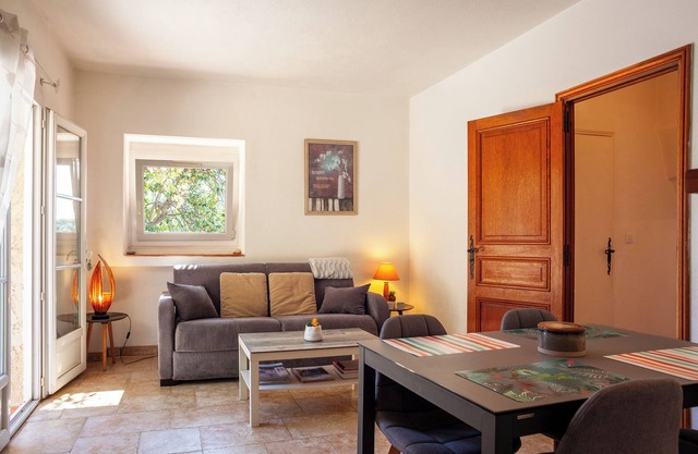 Apartment 'Somptueux Avec Jardin' with Sea View, Wi-Fi and Air Conditioning