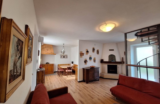 Apartment-Traditional-Private Bathroom-Courtyard view
