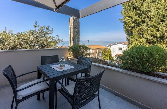 Apartment Vito (48302-A1) - Njivice - island Krk