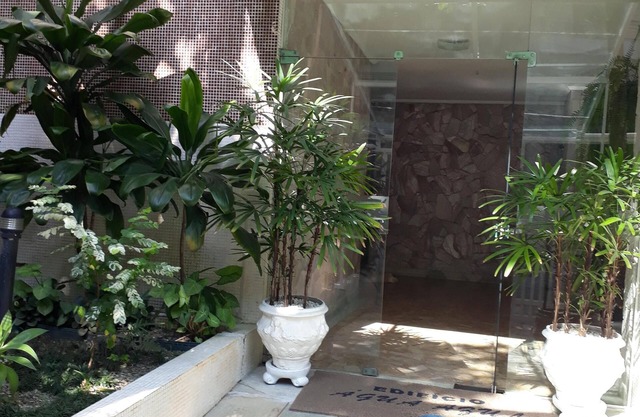 Apartment with 2 bedrooms + 1 optional/2 parking spaces/air conditioning/5 blocks from Enseada beach