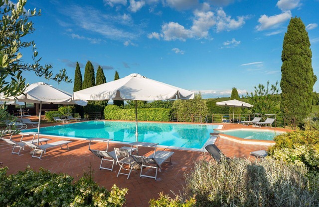 Apartment with A/C, WIFI, pool, TV, veranda, panoramic view, parking, close to San Gimignano