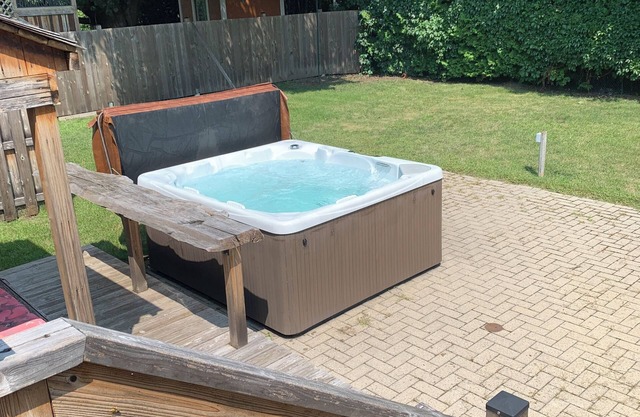 Apartment with Hot Tub and Backyard. Free Parking.
